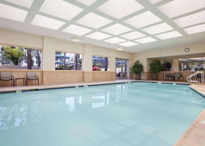 Hotel with pool: Embassy Suites By Hilton San Diego La Jolla